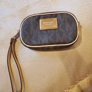 Michael Kors Round wristlet